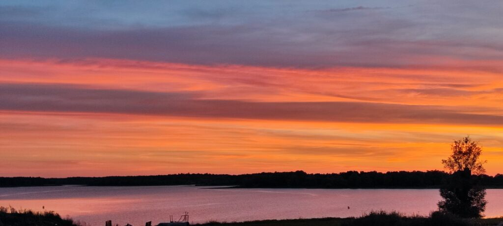 coucher de soleil sur le lac - vue du gîte